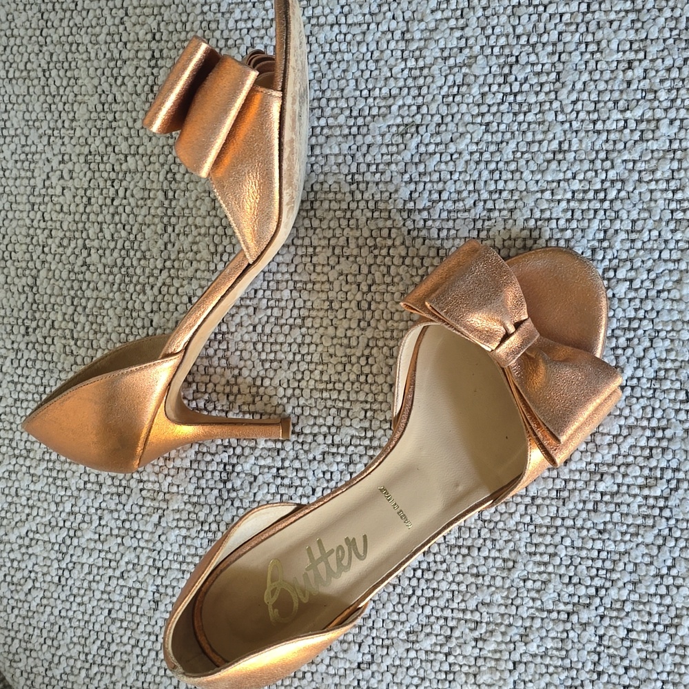 Anthropologie Open Toe Heels Sandals Metallic Leather Shoes w Bow By Butter, 8.
